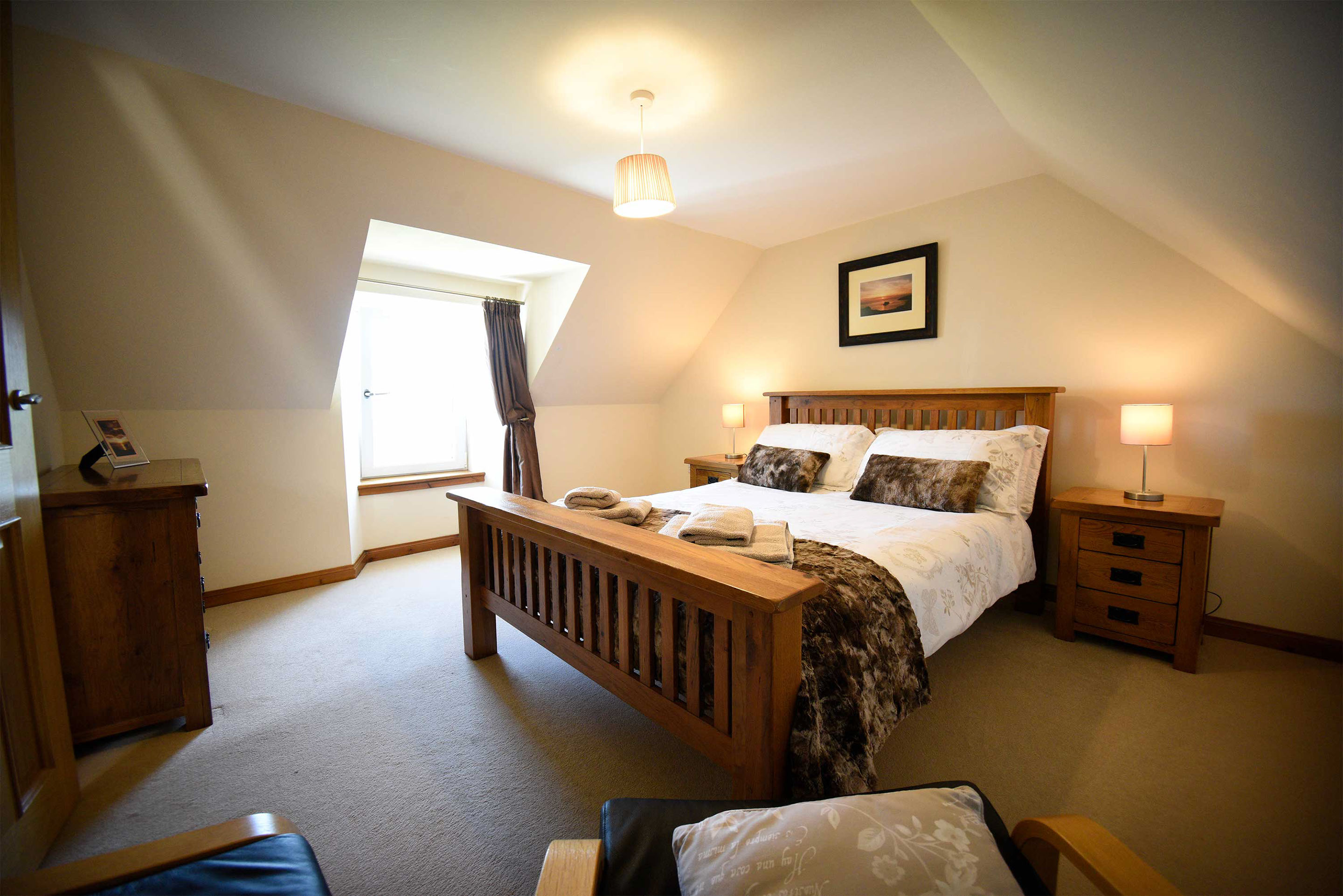 Aird Cottage self catering accommodation contains a spacious double room with sea views
